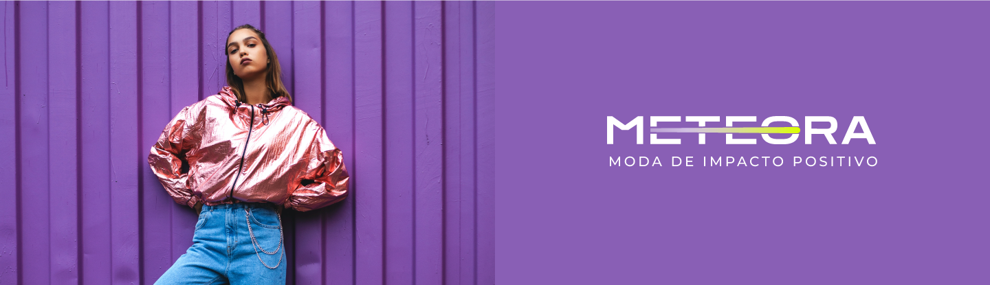 modelo feminina vestindo blusa rosa fluorescente, em fundo lilás