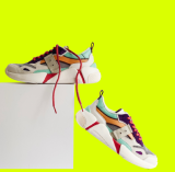 dois tenis brancos com detalhes coloridos