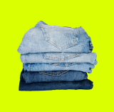 pilha de calças jeans com tonalidades diferentes