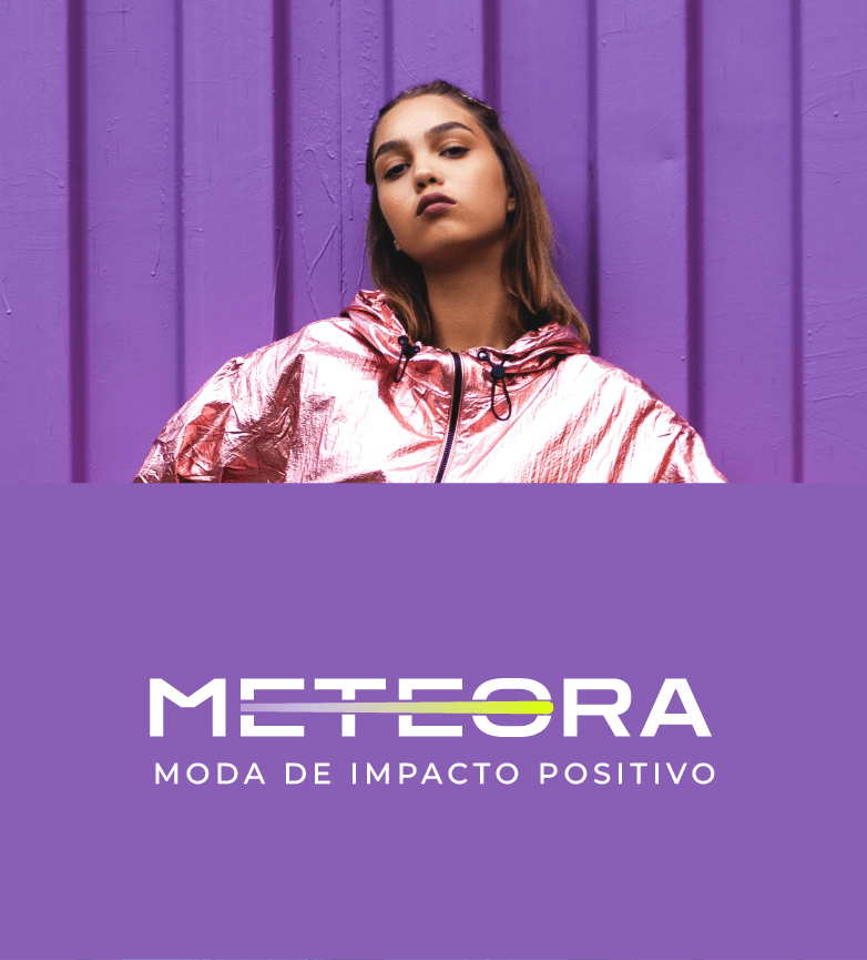 modelo feminina vestindo blusa rosa fluorescente, em fundo lilás