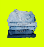 pilha de calças jeans com tonalidades diferentes