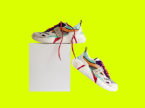 dois tenis brancos com detalhes coloridos