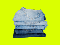 pilha de calças jeans com tonalidades diferentes